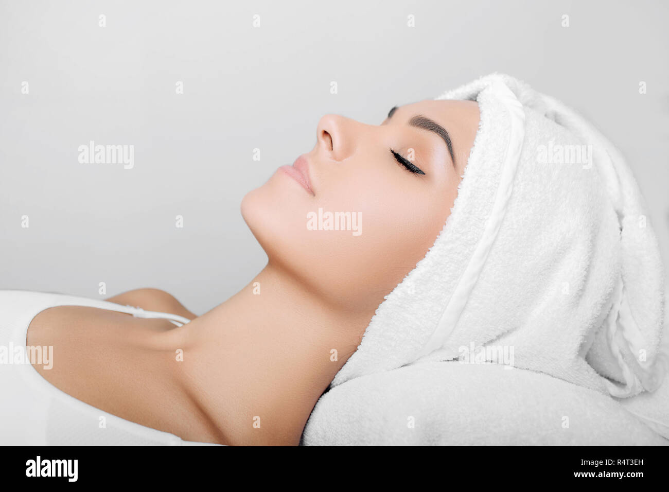 Frische klare Frau Gesicht mit Handtuch auf dem Kopf, entspannende Spa Stockfoto