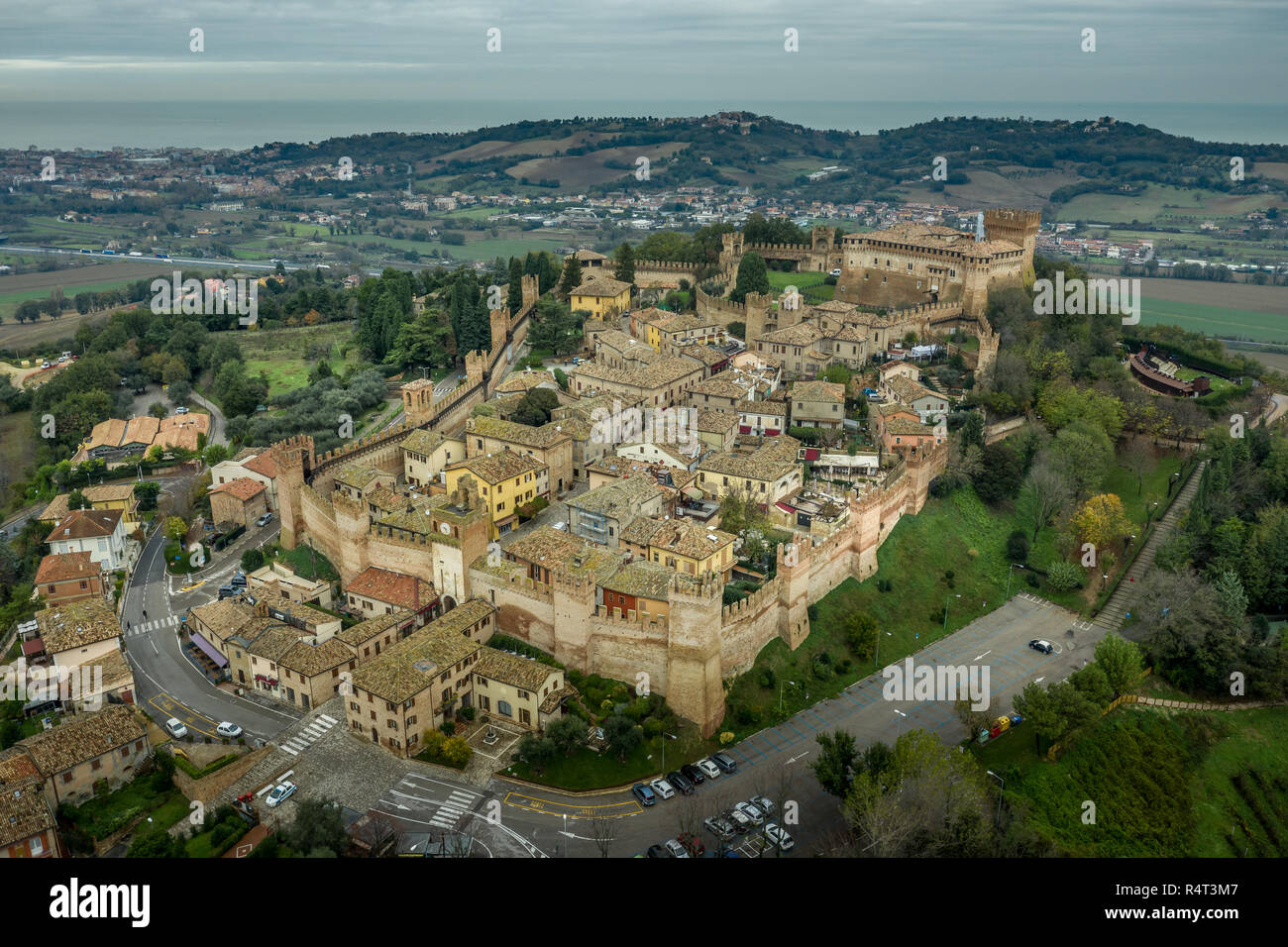 Luftaufnahme der ummauerten Stadt und Burg von Gradara in Marche Italien beliebtes Reiseziel der gut erhaltenen doppelten Wänden und Schloss Stockfoto