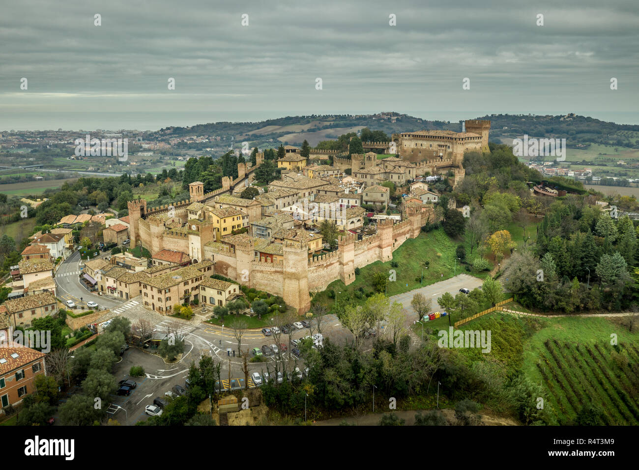 Luftaufnahme der ummauerten Stadt und Burg von Gradara in Marche Italien beliebtes Reiseziel der gut erhaltenen doppelten Wänden und Schloss Stockfoto