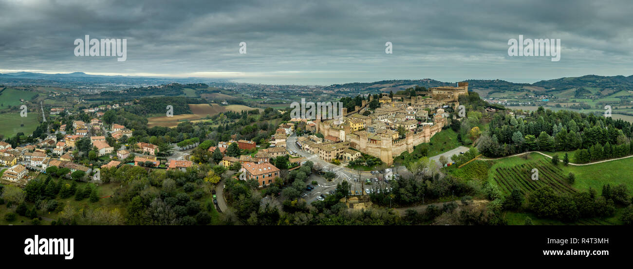 Luftaufnahme der ummauerten Stadt und Burg von Gradara in Marche Italien beliebtes Reiseziel der gut erhaltenen doppelten Wänden und Schloss Stockfoto