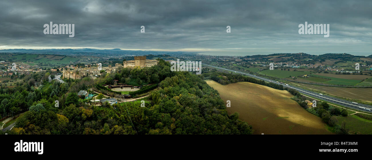 Luftaufnahme der ummauerten Stadt und Burg von Gradara in Marche Italien beliebtes Reiseziel der gut erhaltenen doppelten Wänden und Schloss Stockfoto