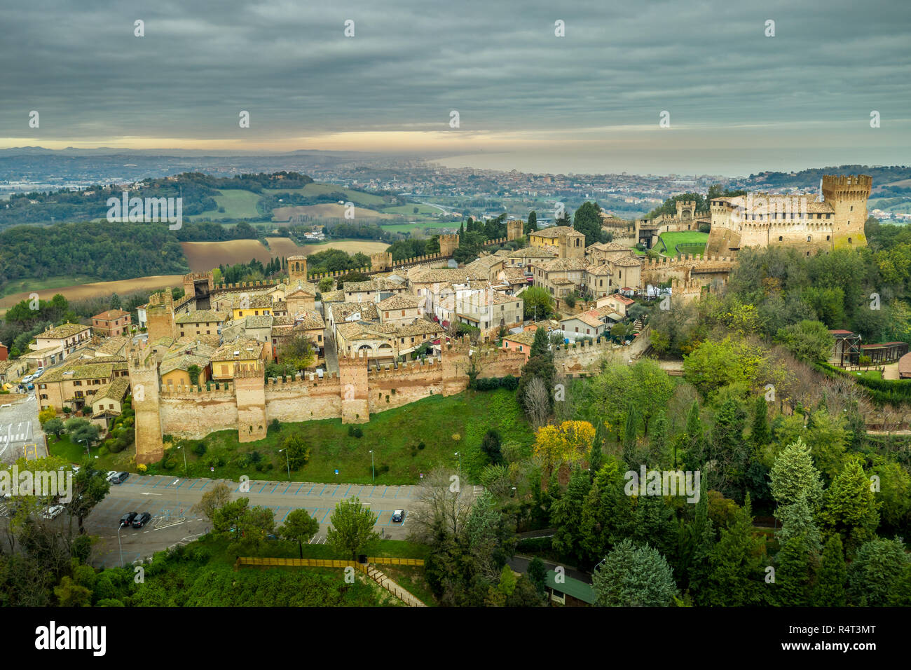 Luftaufnahme der ummauerten Stadt und Burg von Gradara in Marche Italien beliebtes Reiseziel der gut erhaltenen doppelten Wänden und Schloss Stockfoto