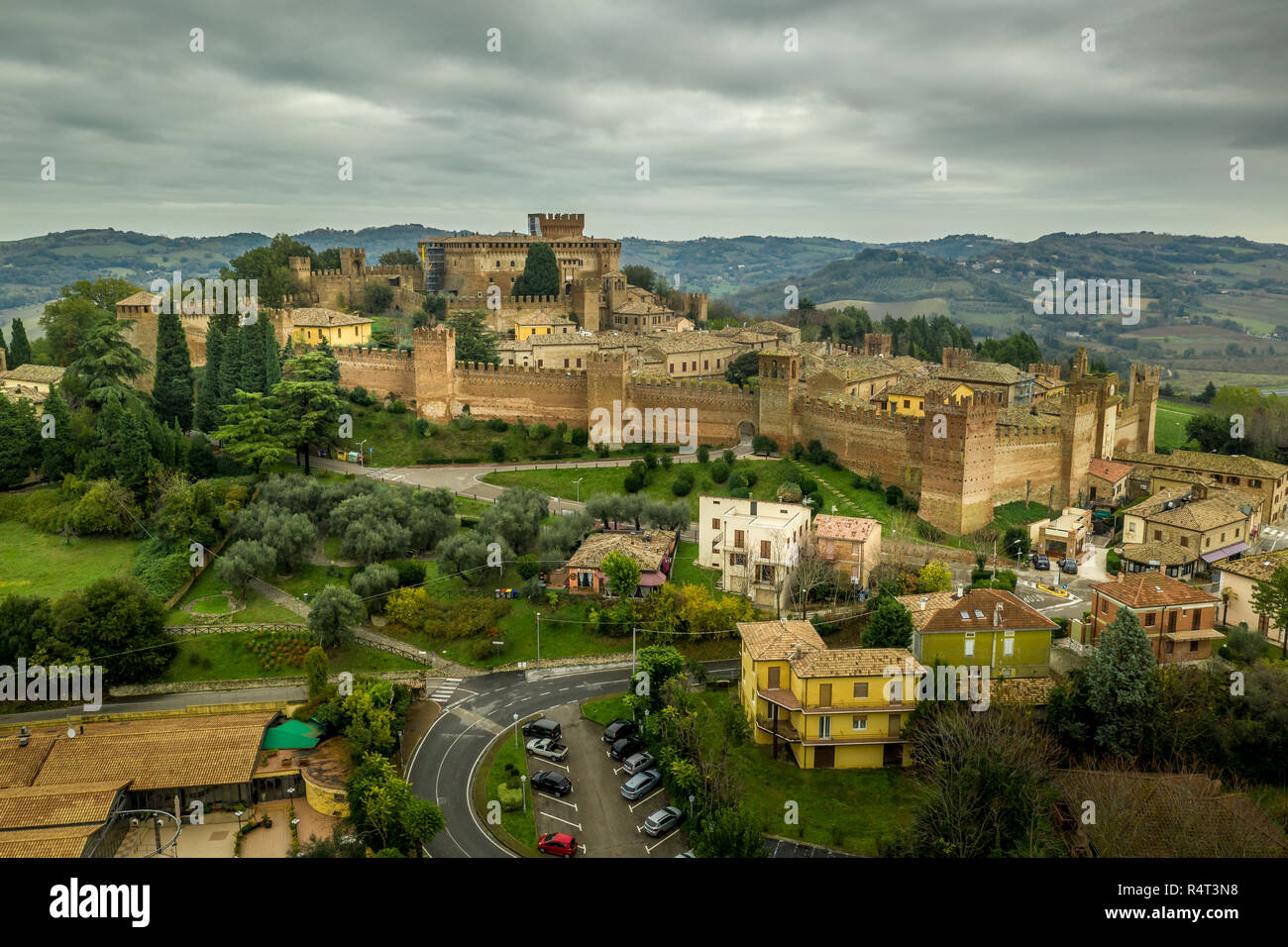 Luftaufnahme der ummauerten Stadt und Burg von Gradara in Marche Italien beliebtes Reiseziel der gut erhaltenen doppelten Wänden und Schloss Stockfoto