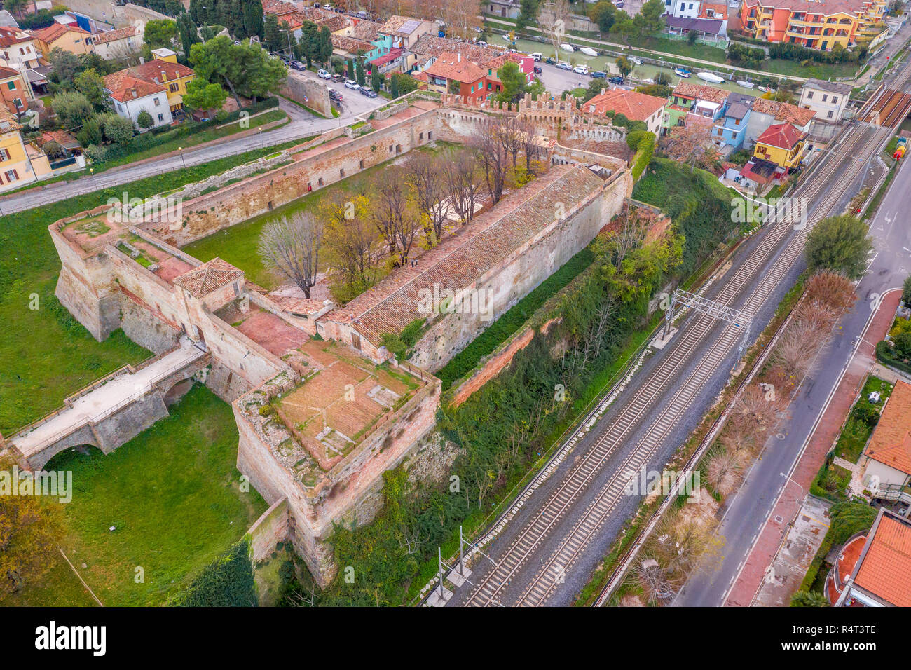 Luftbild der mittelalterlichen Stadtbefestigung von beliebten Reiseziel Stadt am Strand Fano in Italien in der Nähe von Rimini, in der Region Marche. Stockfoto