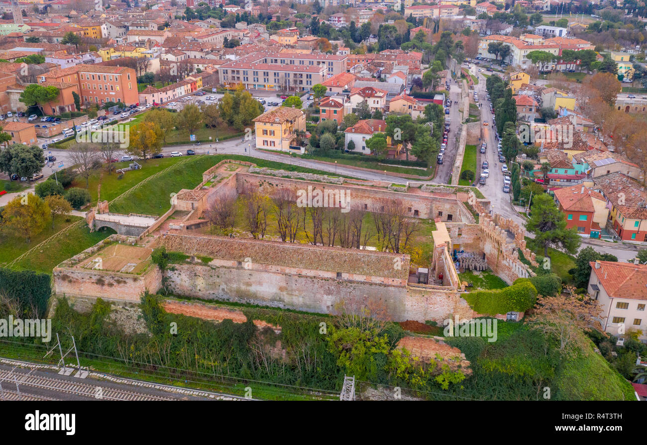 Luftbild der mittelalterlichen Stadtbefestigung von beliebten Reiseziel Stadt am Strand Fano in Italien in der Nähe von Rimini, in der Region Marche. Stockfoto
