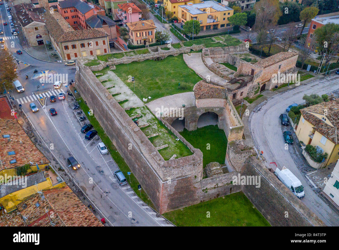 Luftbild der mittelalterlichen Stadtbefestigung von beliebten Reiseziel Stadt am Strand Fano in Italien in der Nähe von Rimini, in der Region Marche. Stockfoto