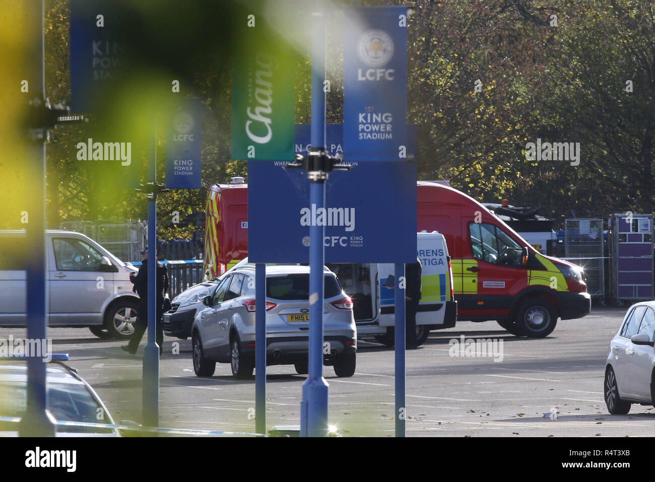 Eine private Ambulanz entfernt die Leichen der Opfer außerhalb des Leicester City King Power Stadion am Tag nach der Leicester City Eigentümer Hubschrauber in einem Parkhaus abgestürzt, wie es das Stadion nach links ein Premier League Spiel; eine Quelle in der Nähe der Familie sagt Vichai Srivaddhanaprabha wurde in den Hubschrauber wenn es unten kam. Mit: Atmosphäre, wo: Leicester, Leicestershire, Großbritannien Wann: 28 Oktober 2018 Quelle: WENN.com Stockfoto