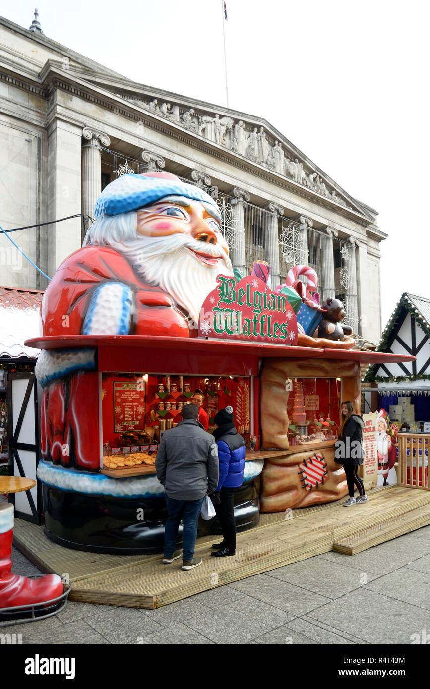 Stall mit Santa Claus, mit Rat Haus in b/g, Winter Wonderland, Nottingham, England. Stockfoto