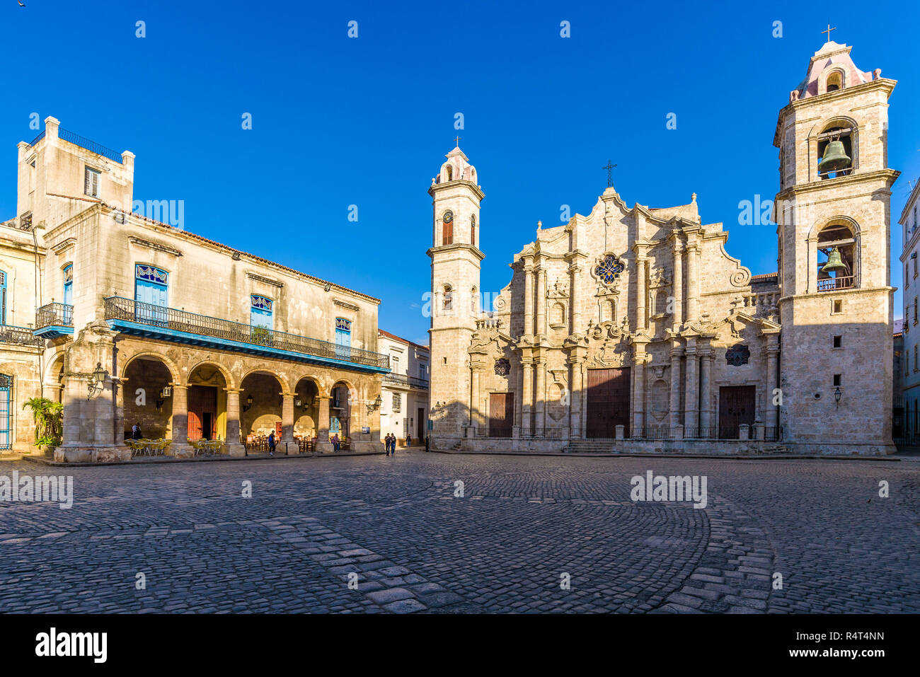 Blick auf den Platz der Kathedrale der Jungfrau Maria in Havanna, Kuba, an einem sonnigen Morgen. Stockfoto