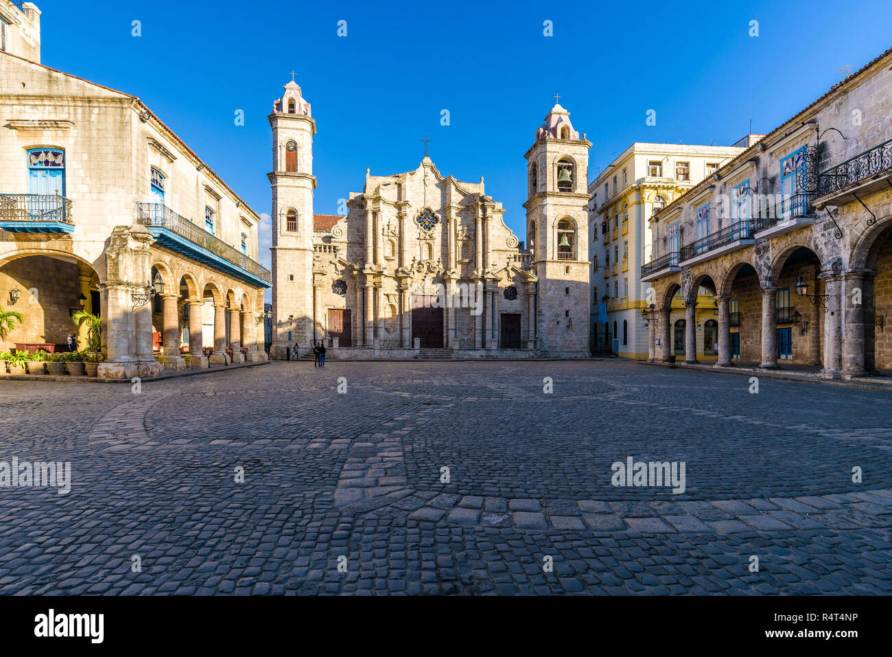 Blick auf den Platz der Kathedrale der Jungfrau Maria in Havanna, Kuba, an einem sonnigen Morgen. Stockfoto