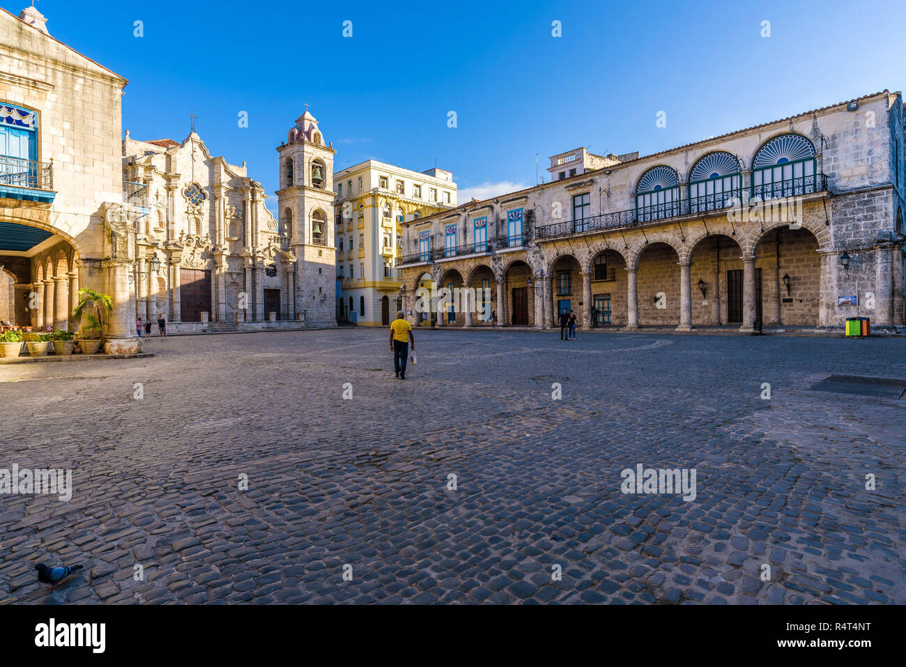 Blick auf den Platz der Kathedrale der Jungfrau Maria in Havanna, Kuba, an einem sonnigen Morgen. Stockfoto