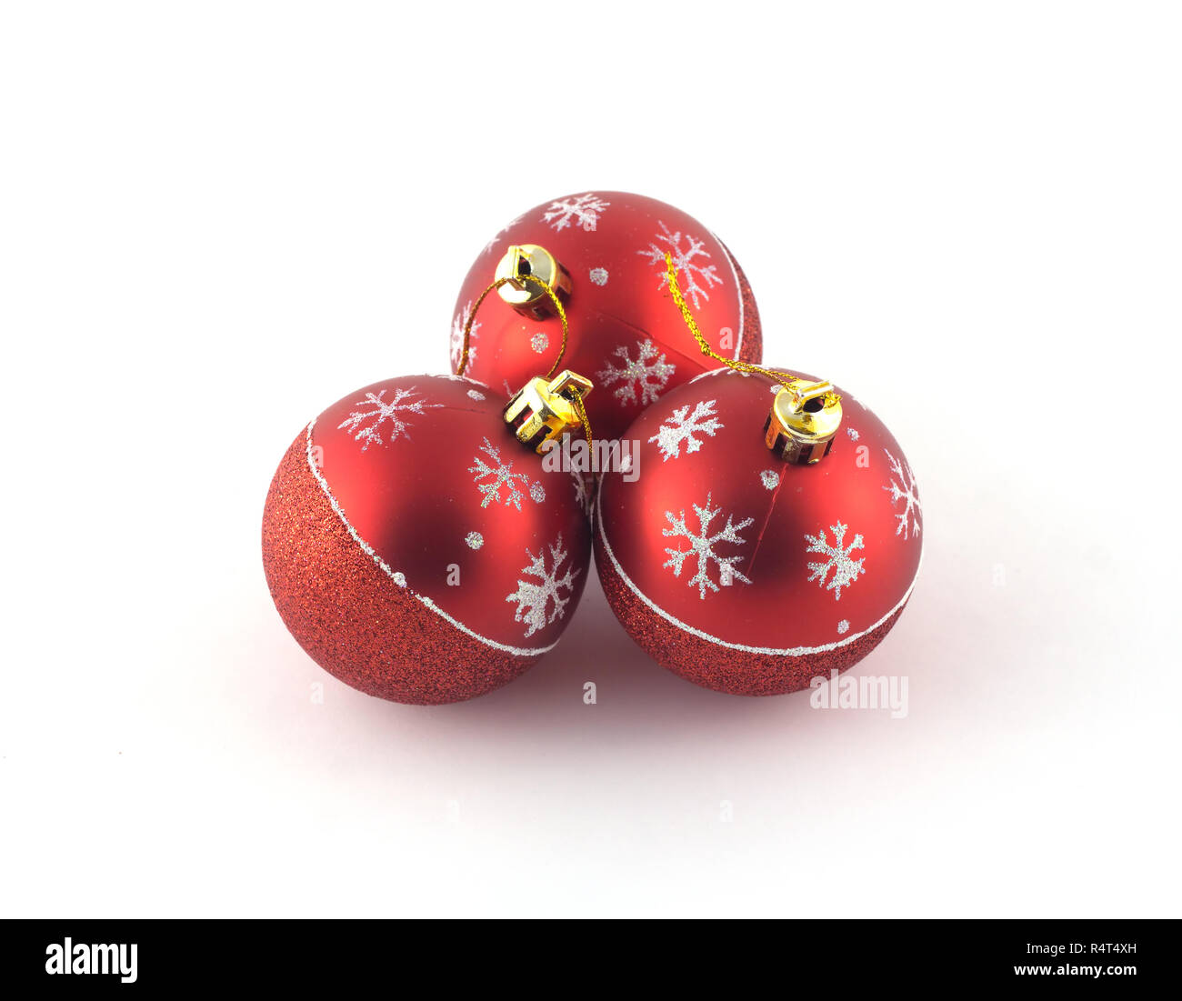 Drei rote Weihnachtskugeln isoliert auf weißem Hintergrund. Studio shot closeup Stockfoto