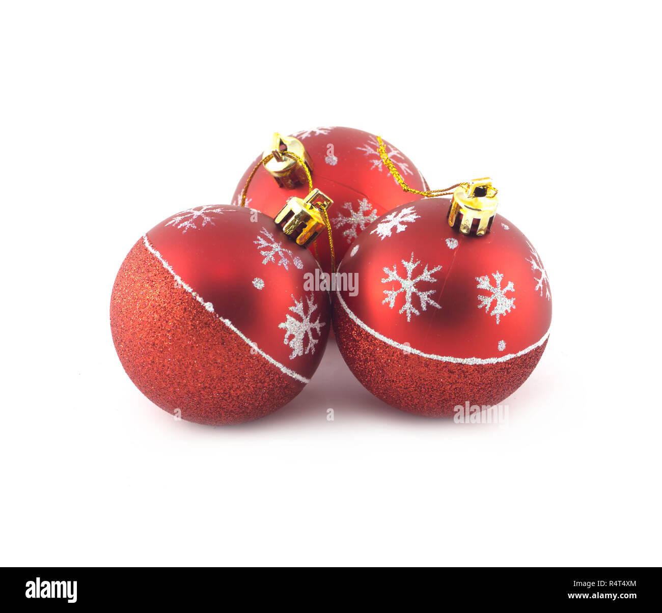 Drei rote Weihnachtskugeln isoliert auf weißem Hintergrund. Studio shot closeup Stockfoto