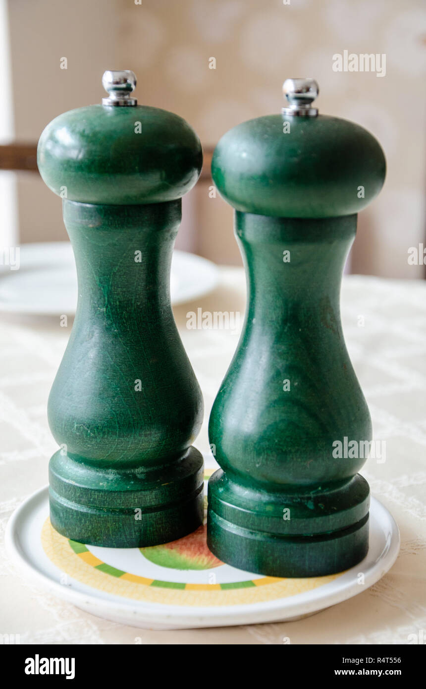Salz und Pfeffer Mühlen auf einen Esstisch. Stockfoto