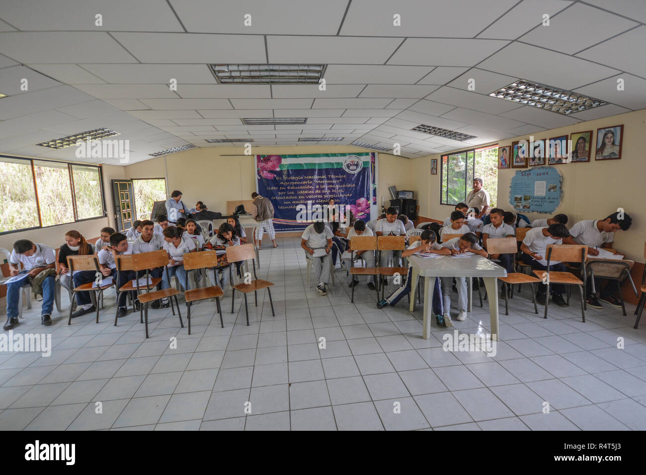 Eine kleine Ecuadorianische Schule in der Provinz El Oro in Ecuador. Stockfoto