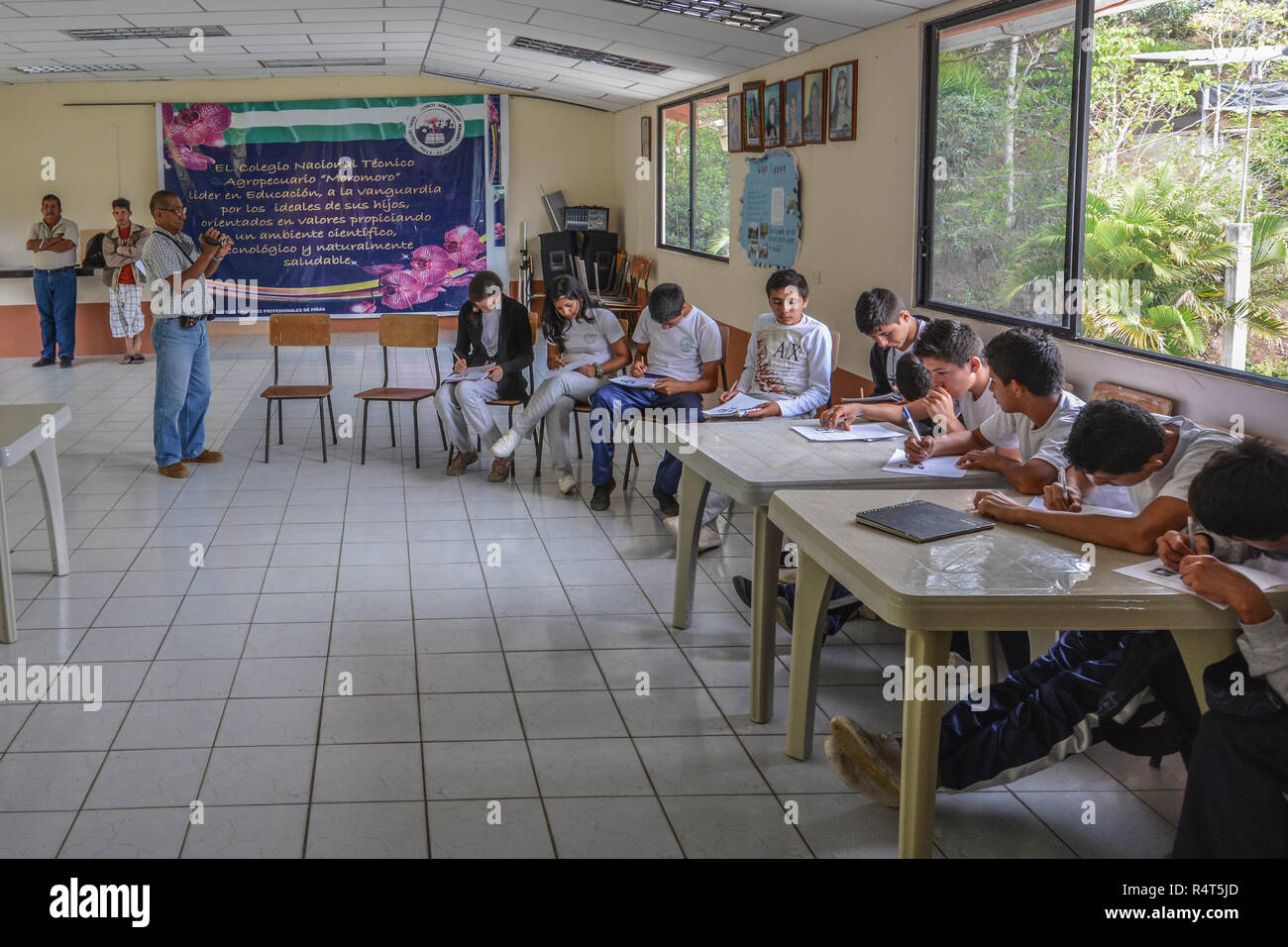 Eine kleine Ecuadorianische Schule in der Provinz El Oro in Ecuador. Stockfoto
