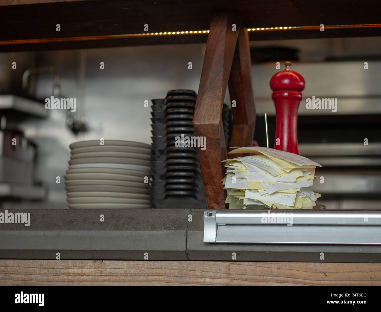 Quittungen bis mit servieren Schalen und Teller sitzen auf einem Restaurant Küche gestapelt Stockfoto