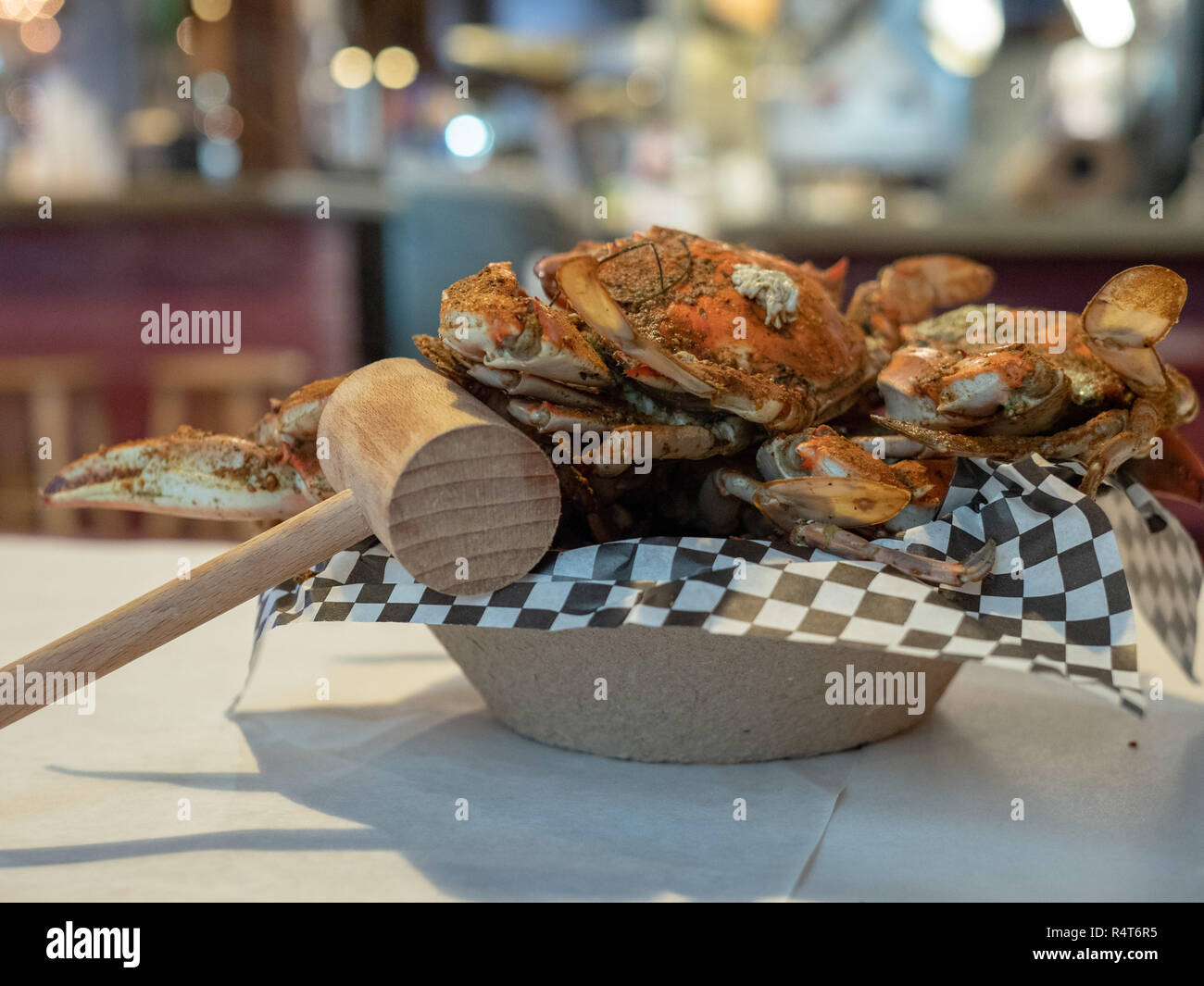 Gedünsteter Chesapeake Bay blauen Krabben in Würze sitzen in Papier Schüssel mit Hammer abgedeckt Stockfoto