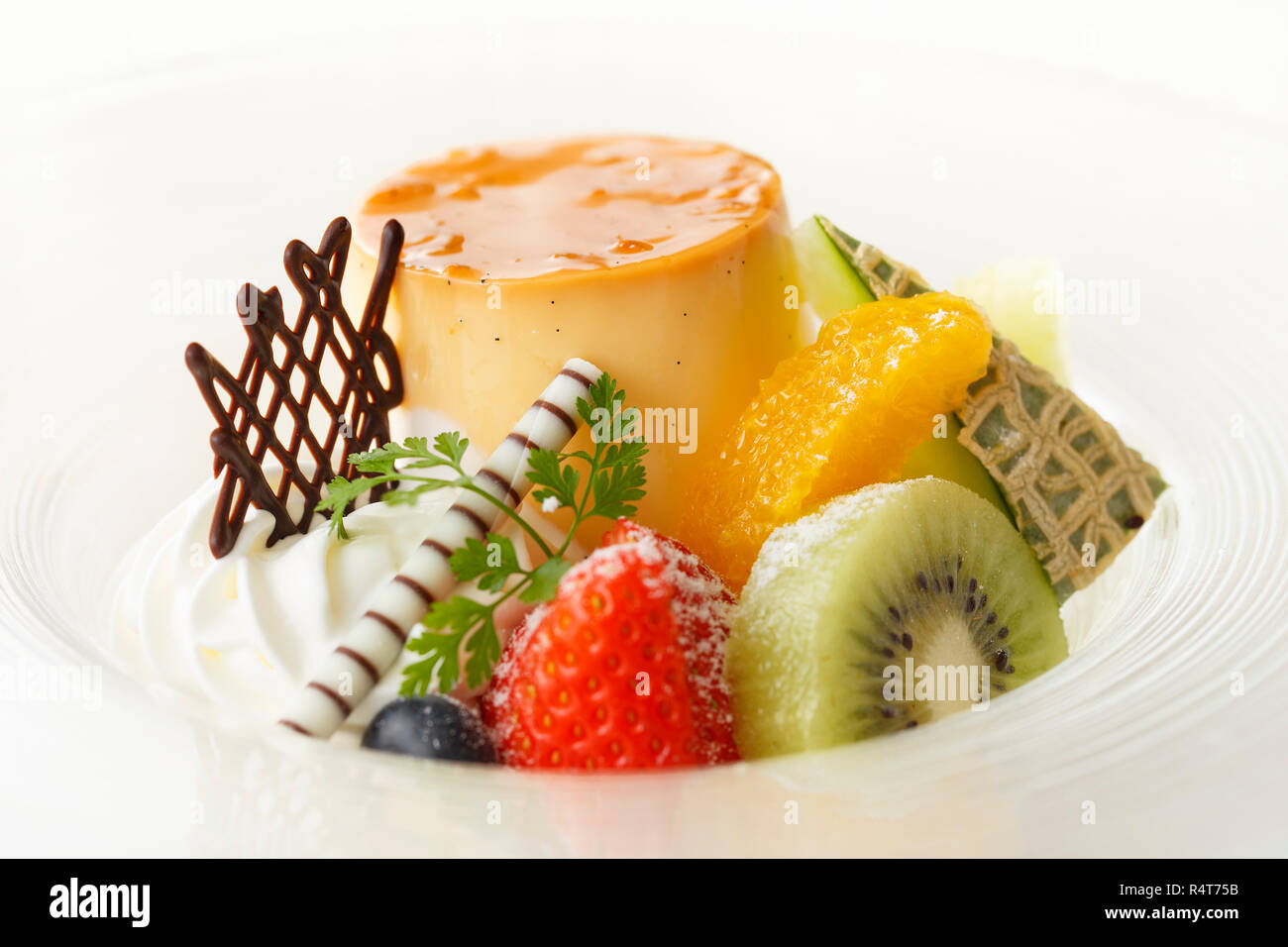 Süße Plan-Torte mit Erdbeeren, Kiwi, Mango und Schokolade Stockfoto