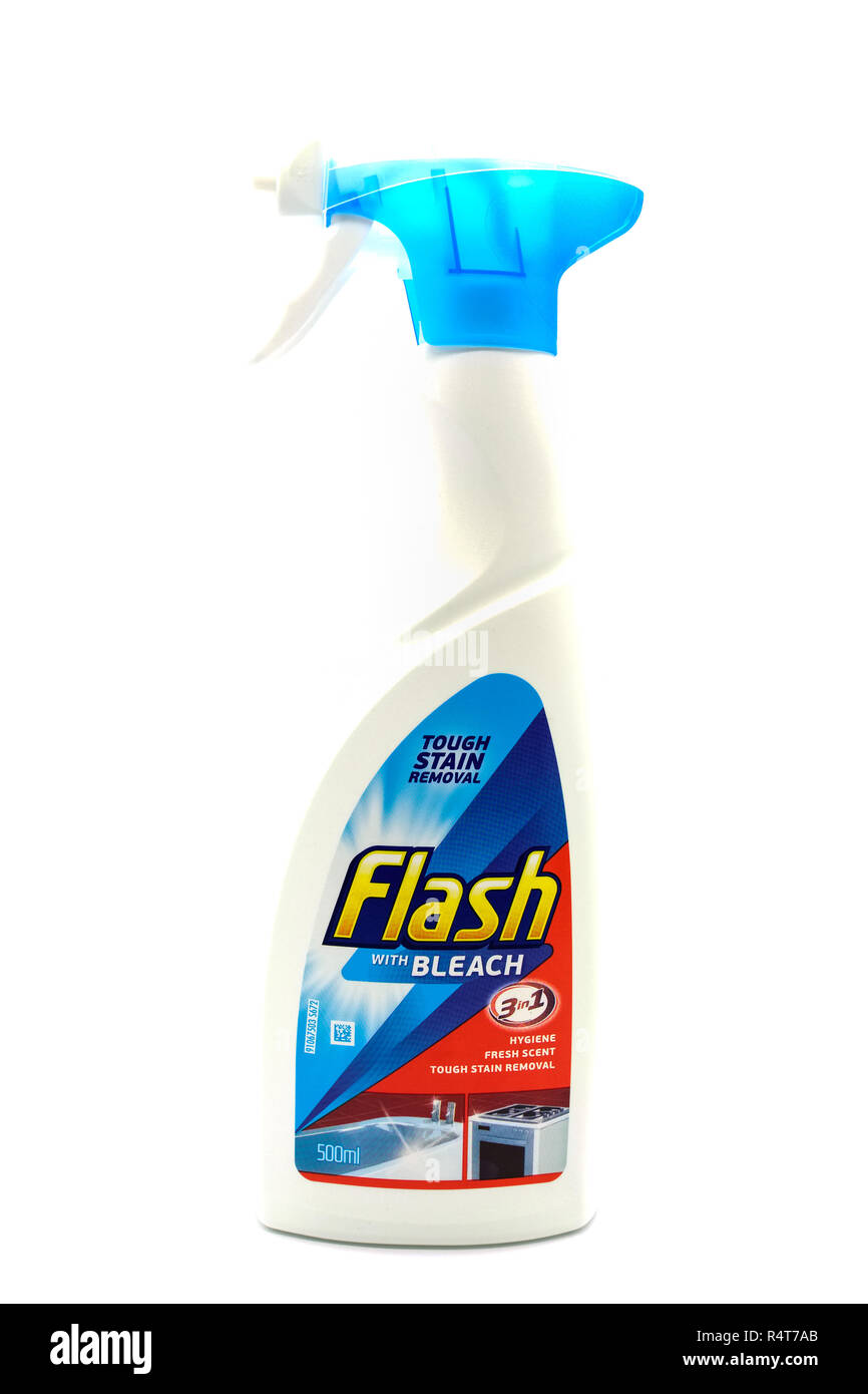 Largs, Schottland, Großbritannien - 22 November 2018: Flash Marke Bleichen Spray in wiederverwertbaren Kunststoff Flasche isoliert auf weißem Hintergrund und Inline mit aktuellen Stockfoto