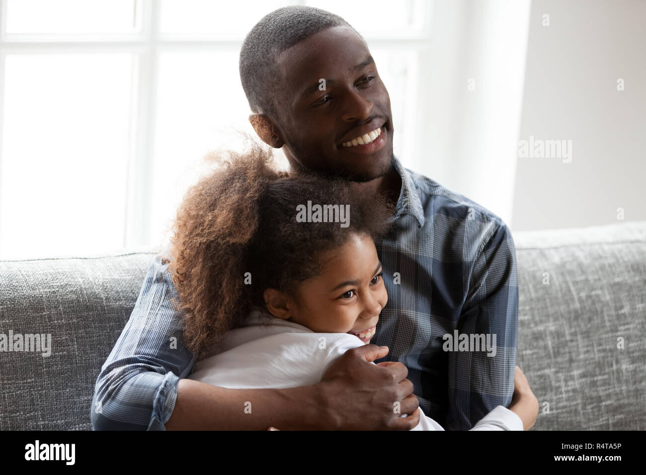 Happy African American Family Ausgabe Zeit gemeinsam zu Hause Stockfoto