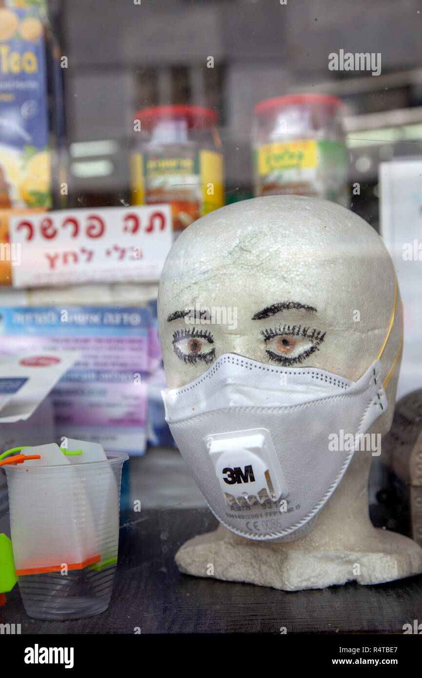 3M Maske auf Kunstkopf in Schaufenster in Israel Stockfoto