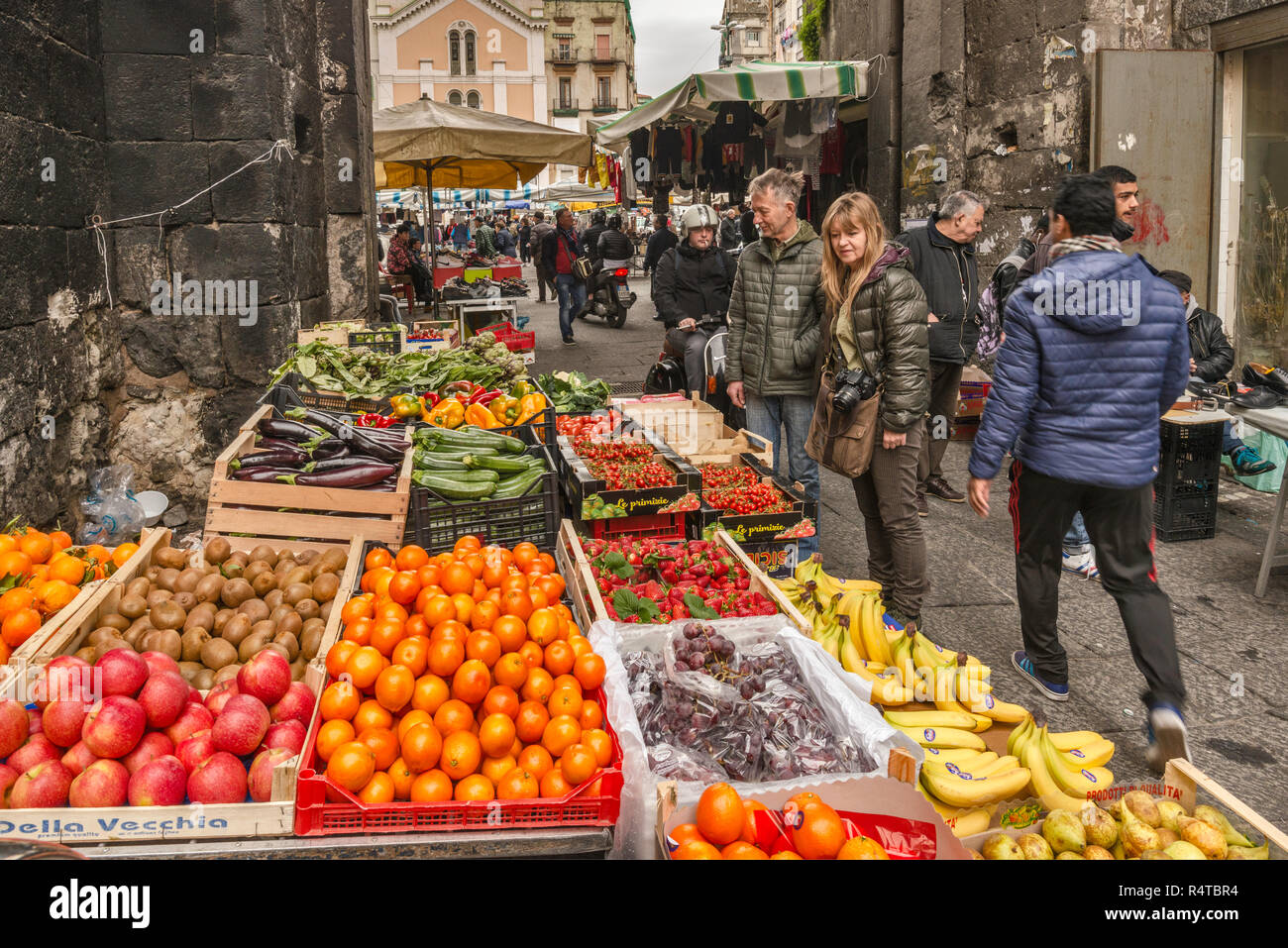 Gemüsehändler in der Nähe von Porta Nolana, Mercato di Porta Nolana Viertel, Neapel, Kampanien, Italien Abschaltdruck Stockfoto