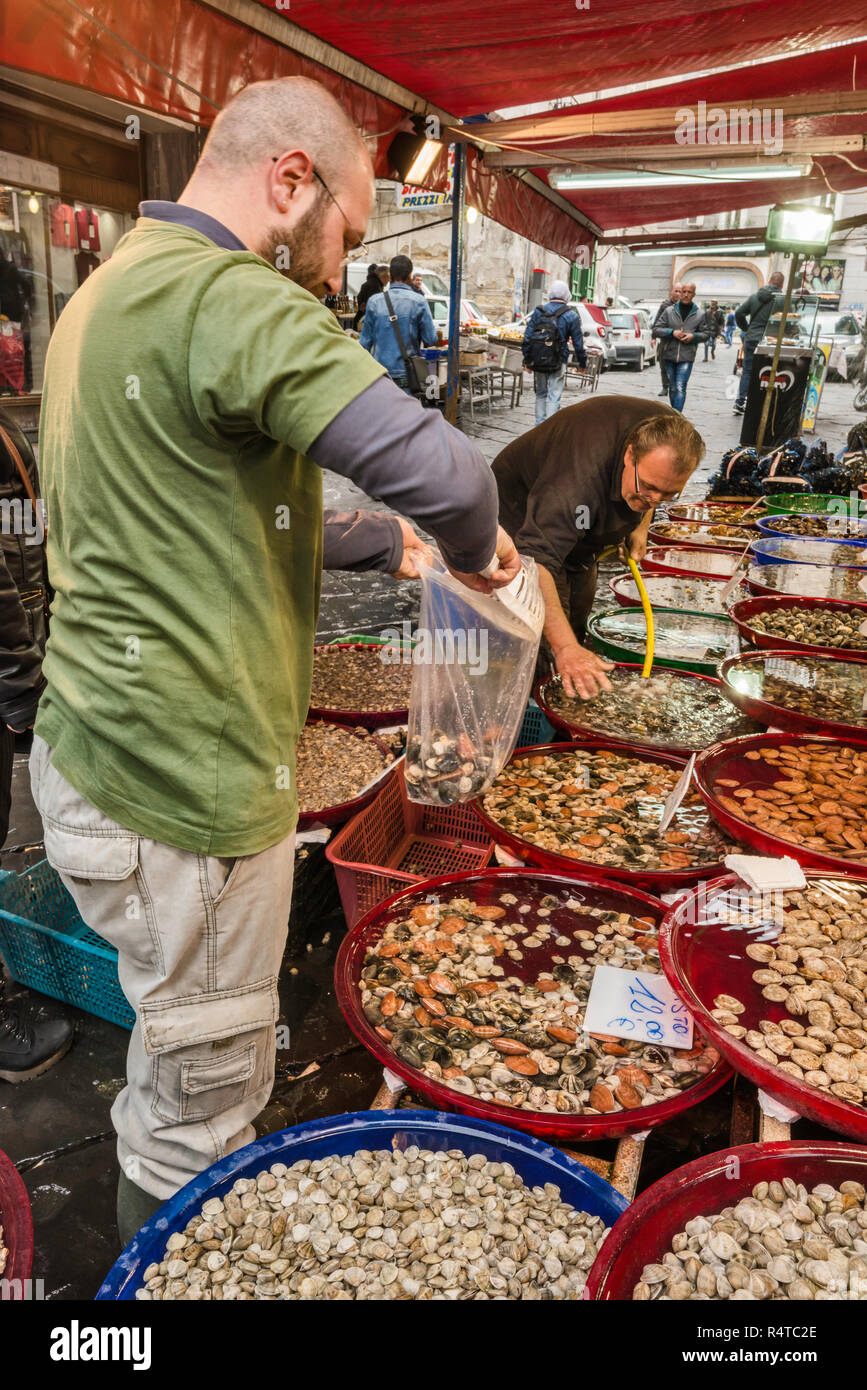 Fischhändler in der Via Sopramuro, Mercato di Porta Nolana Viertel, Neapel, Kampanien, Italien Abschaltdruck Stockfoto