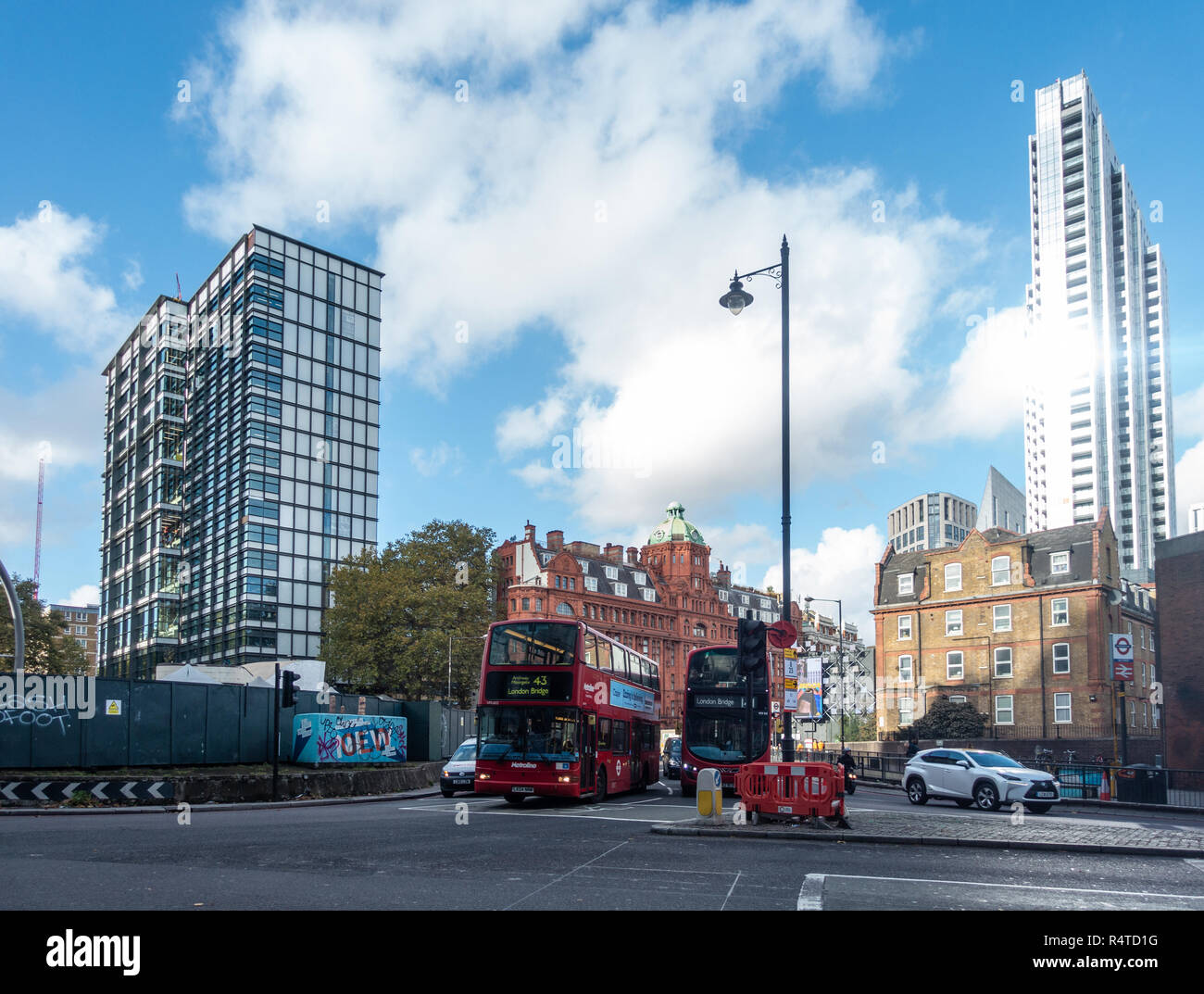 Red London Double Decker Bus auf der alten Straße oder Silicon Kreisverkehr in London, Großbritannien Stockfoto