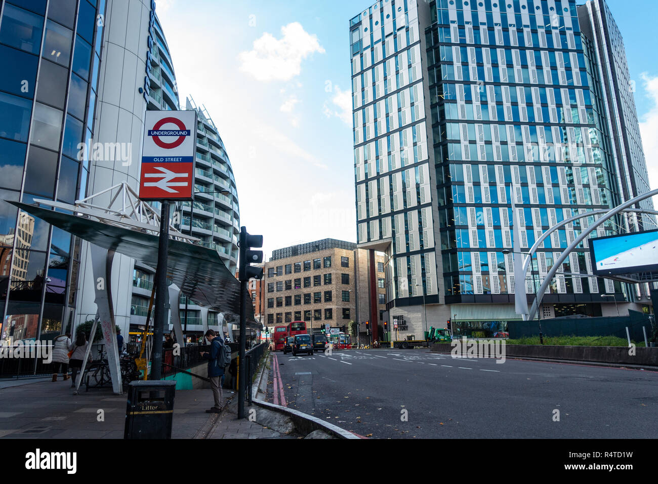 Ein Zeichen auf der alten Straße und die Schritte unten am Silizium Kreisverkehr führenden zeigt an, dass Sie sich an der alten Straße die Londoner U-Bahn Station Stockfoto