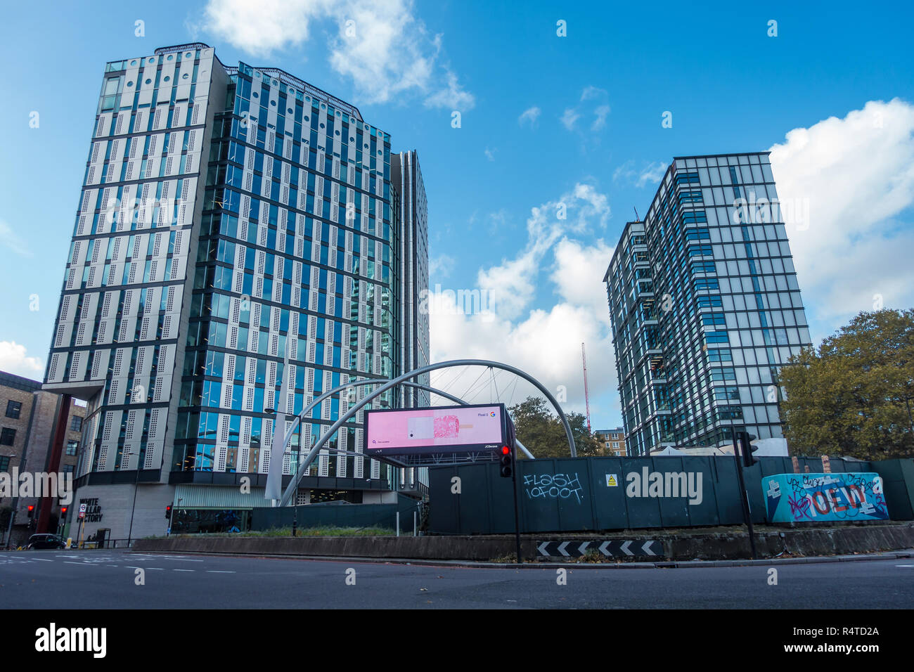 Moderne Bürogebäude an der alten Straße oder Silicon Kreisverkehr in London, Großbritannien Stockfoto