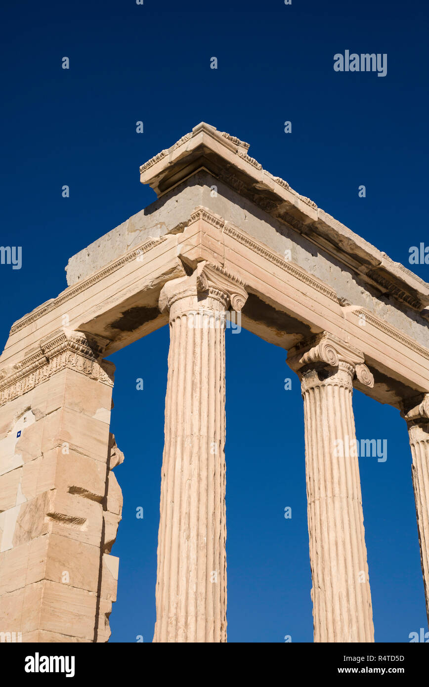 Athen. Griechenland. Detail der ionischen Säulen (Welle) und Hauptstadt des Erechtheion (erechtheion) antiken griechischen Tempel auf der Akropolis. Stockfoto