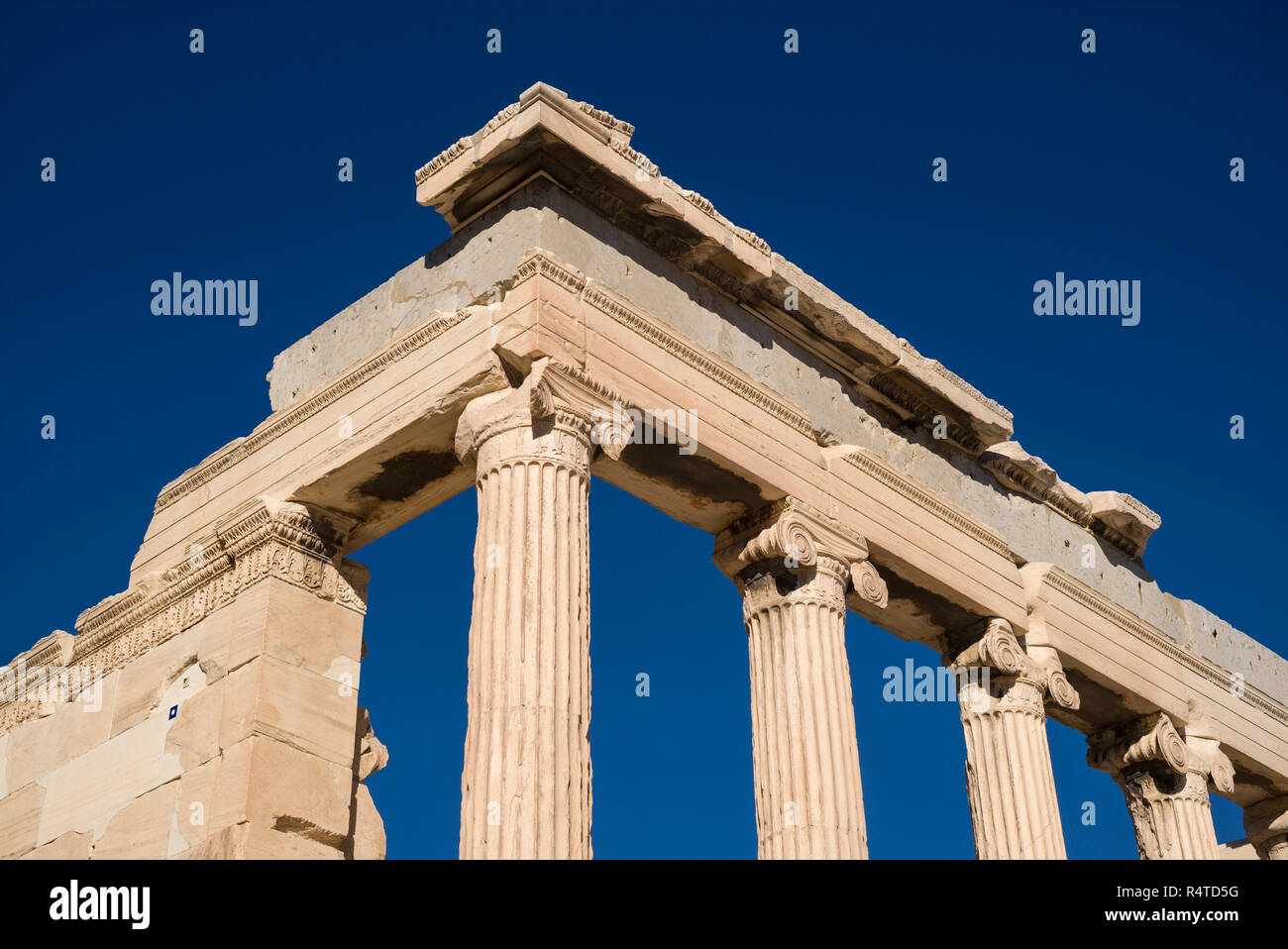 Athen. Griechenland. Detail der ionischen Säulen (Welle) und Hauptstadt des Erechtheion (erechtheion) antiken griechischen Tempel auf der Akropolis. Stockfoto