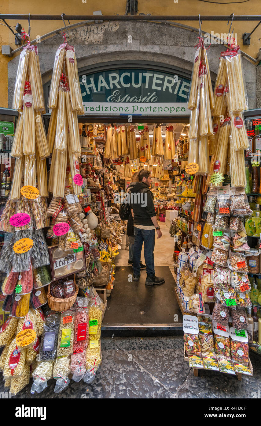 Pasta Anzeige an Deli Shop auf der Via Benedetto Croce, Centro Storico Viertel, Neapel, Kampanien, Italien Stockfoto