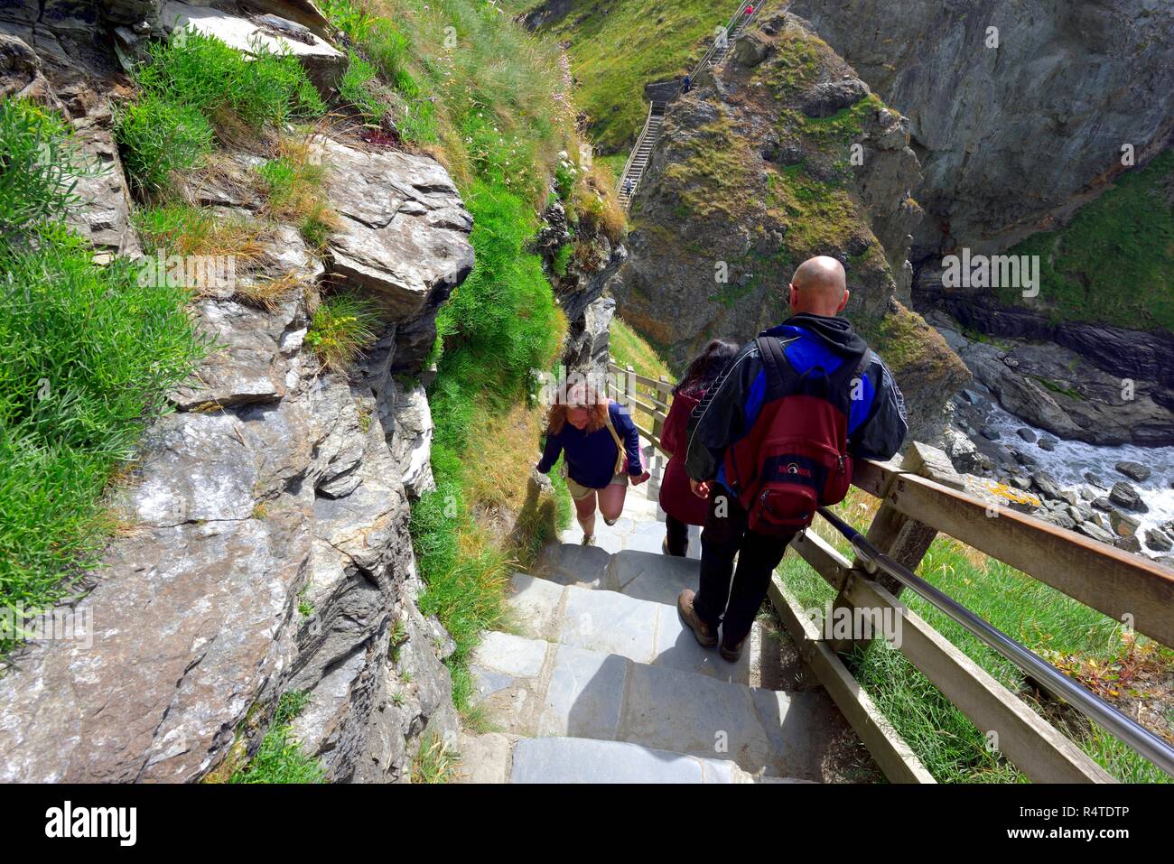 Steile Treppen hinunter auf Burg Tintagel, Cornwall, England, Großbritannien Stockfoto