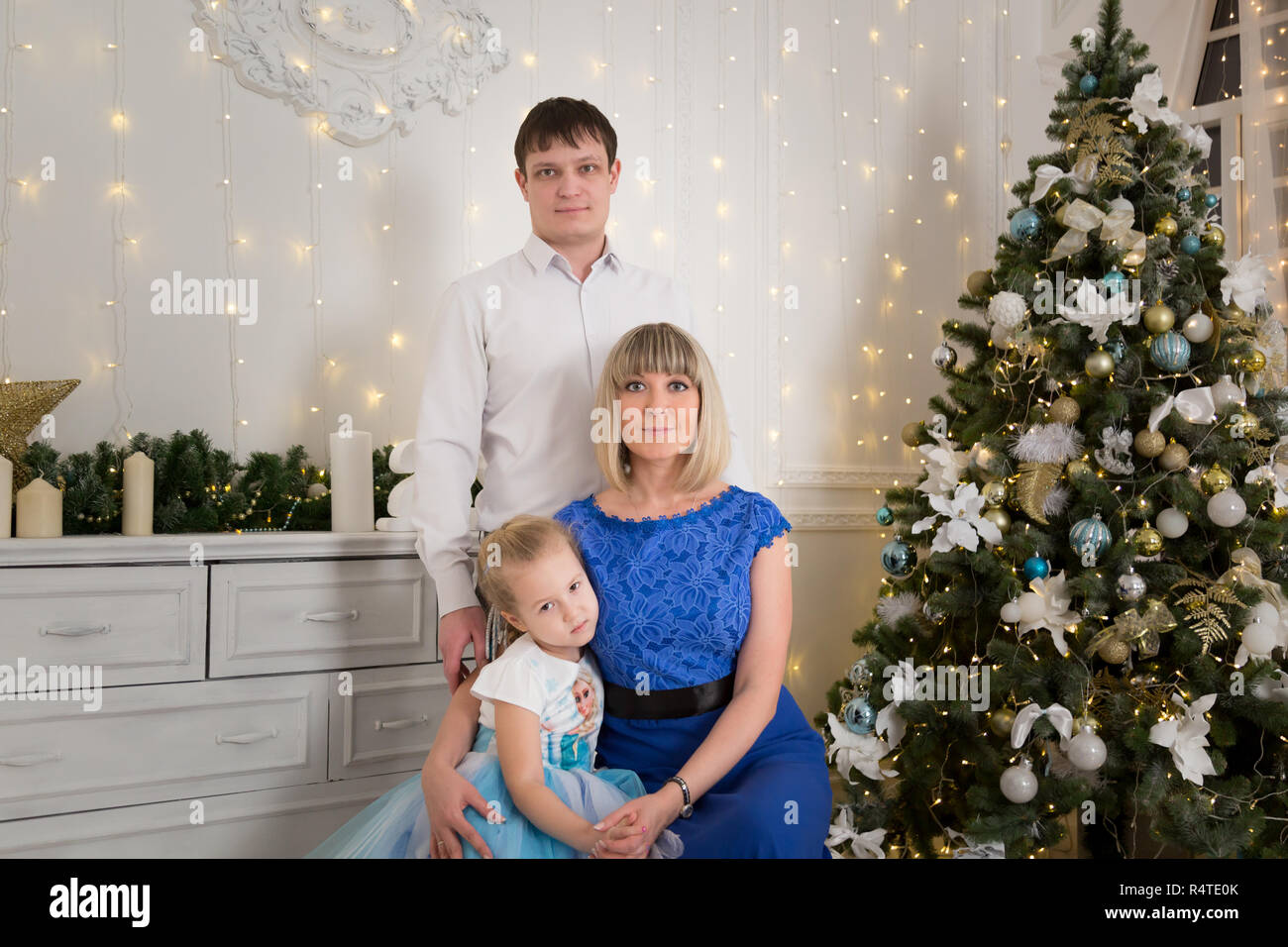 Junge Familie mit Tochter in ein Zimmer für Weihnachten dekoriert Stockfoto