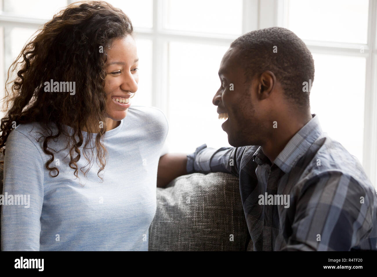 Lächelnd Afrikanische amerikanische Paar in Liebe zusammen sitzen Stockfoto