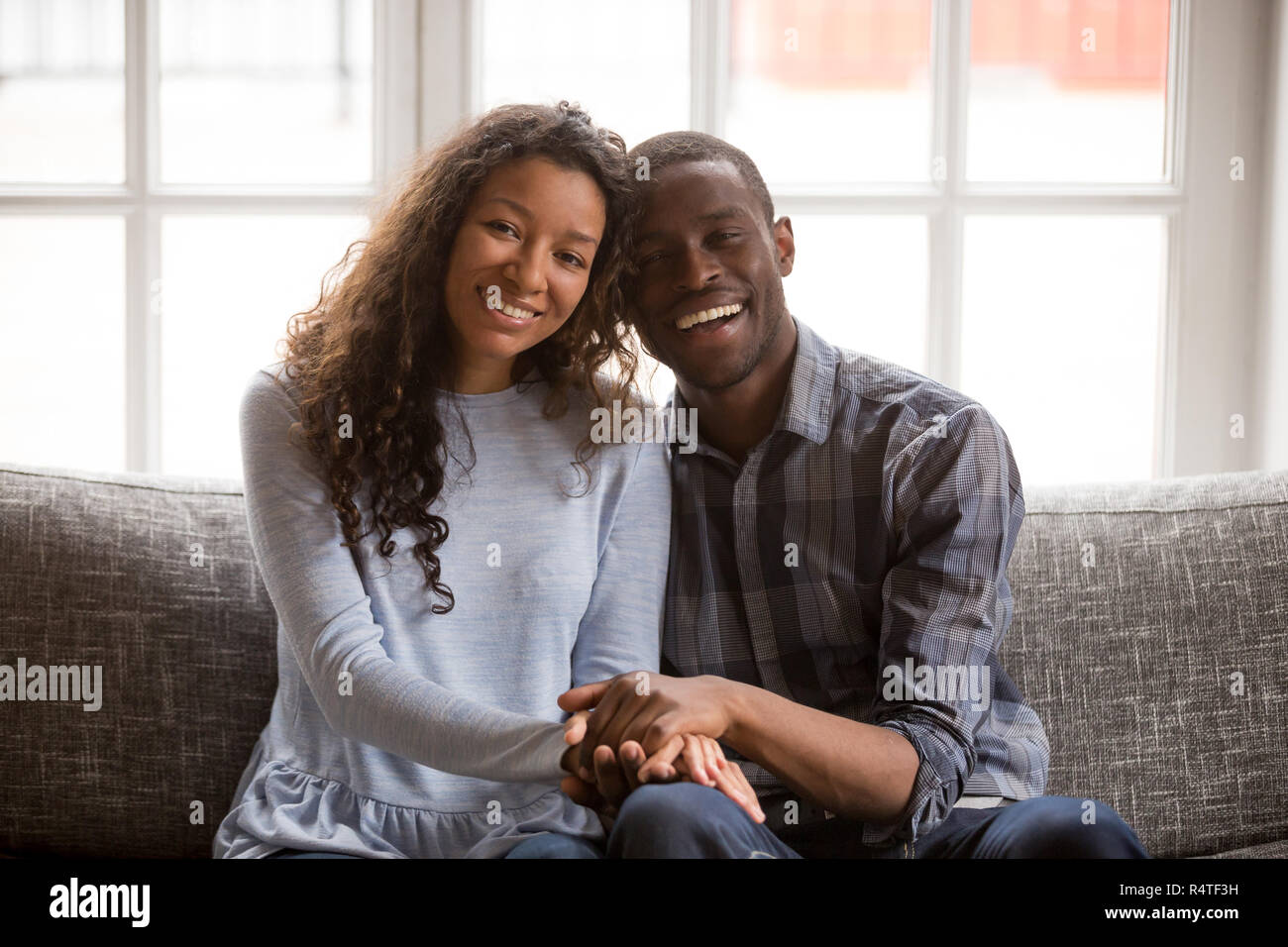 Kopf geschossen Portrait happy African American verliebtes Paar sitzen Stockfoto