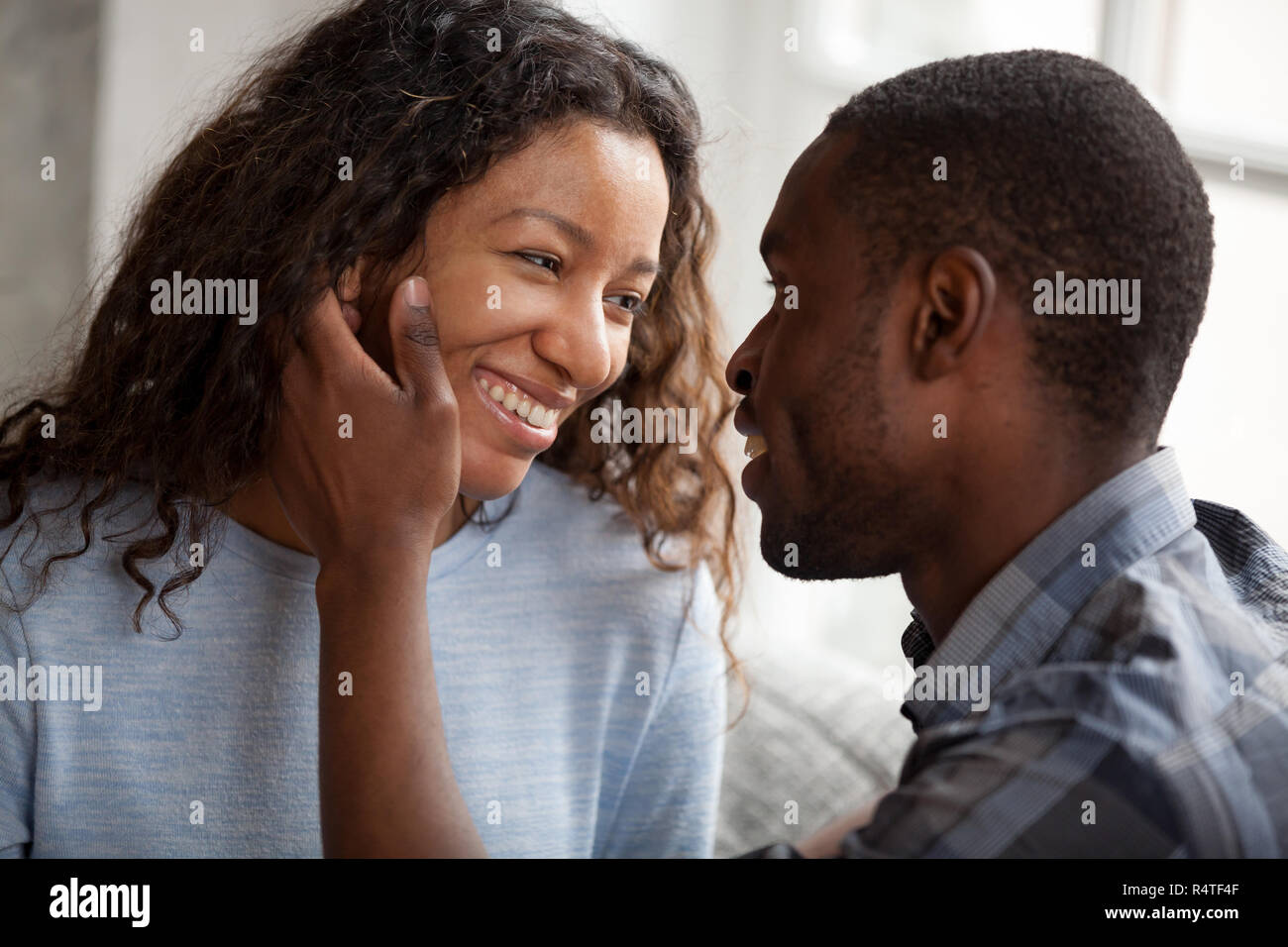 Gerne Afrikanische amerikanische Paar Datum zu Hause in Stockfoto