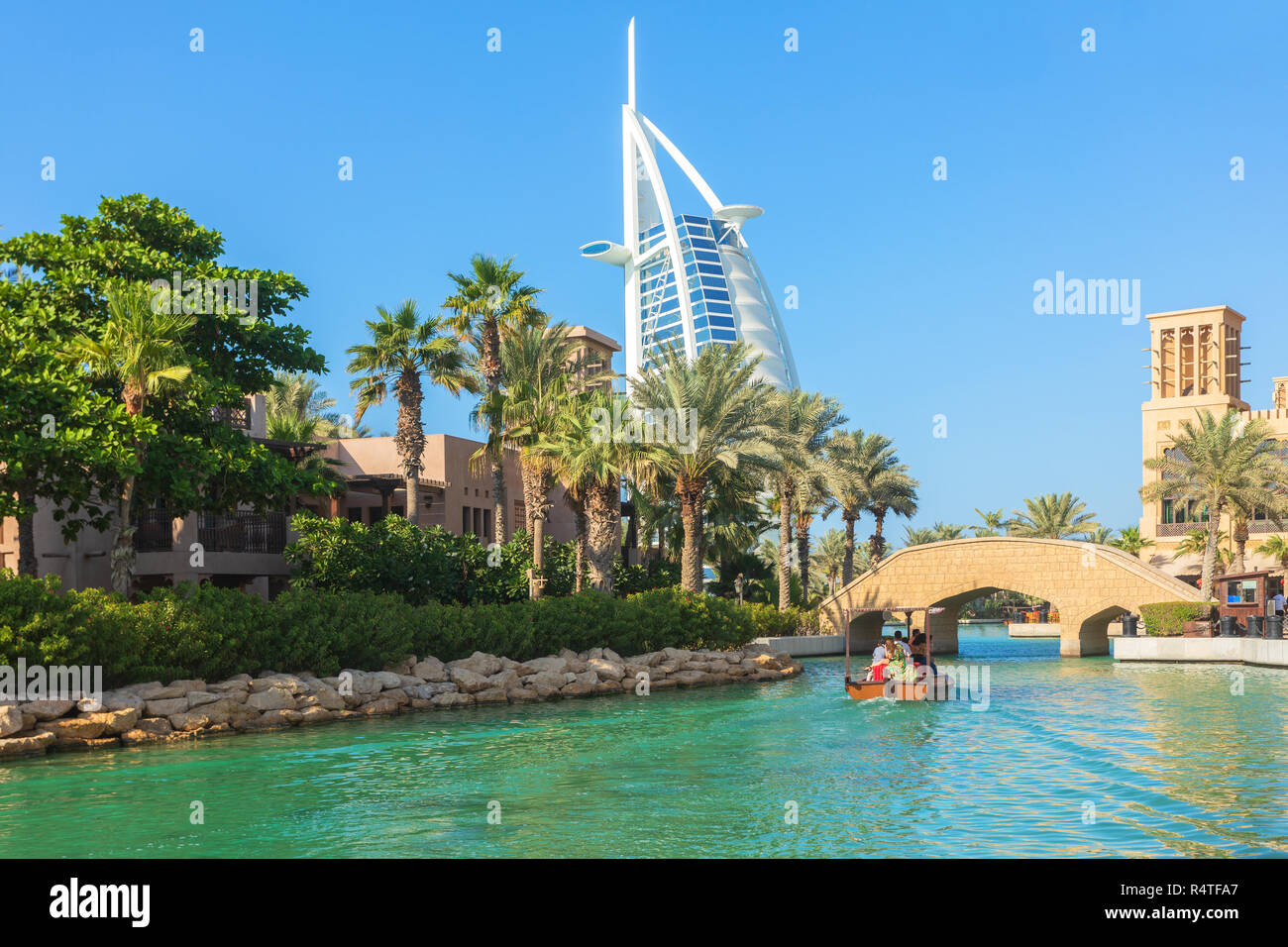 DUBAI, VAE - 12 Nov, 2018: Blick auf das Burj Al Arab Hotel von Madinat Jumeirah Hotels. Madinat ist ein luxuriöses Resort mit Hotels und Souk abdecken Stockfoto
