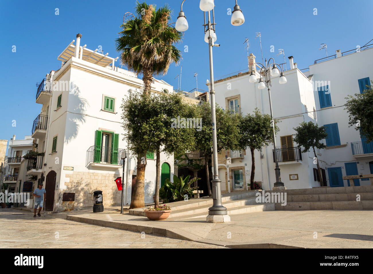 POLIGNANO A MARE, Italien - 6. JULI 2018: Touristen zu Fuß in der Altstadt am 6. Juli 2018 in einem Mare, Italien Polignano. Stockfoto