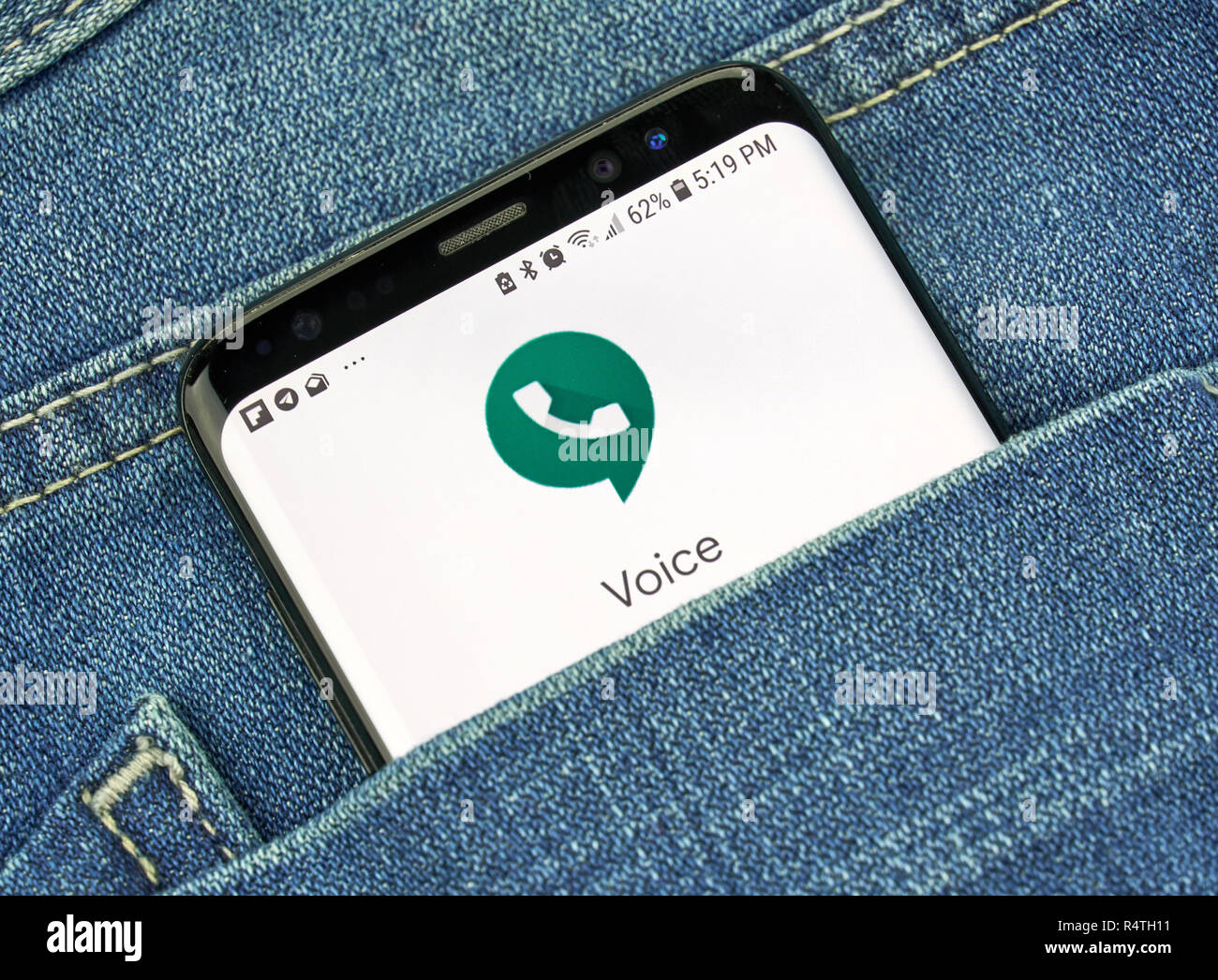 MONTREAL, KANADA - 4. OKTOBER 2018: die Google Voice app auf S8-Bildschirm. Google Voice ist ein Voice-over-IP-Service. Google ist ein amerikanisches Unternehmen, das w Stockfoto