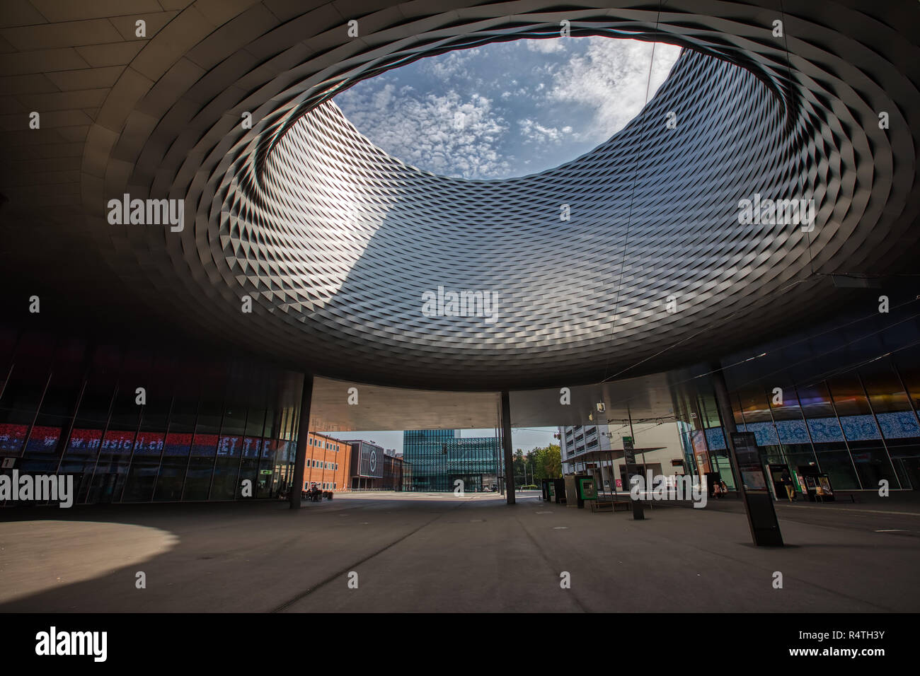 Basel, Schweiz - 1 August 2018: Messe Basel Square Metal Bohrung Stockfoto