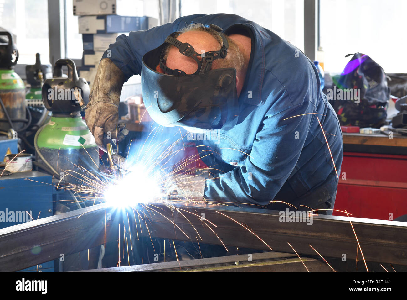 Schweißer arbeitet in Metall Bau - Bau- und Verarbeitung von Stahl Komponenten Stockfoto