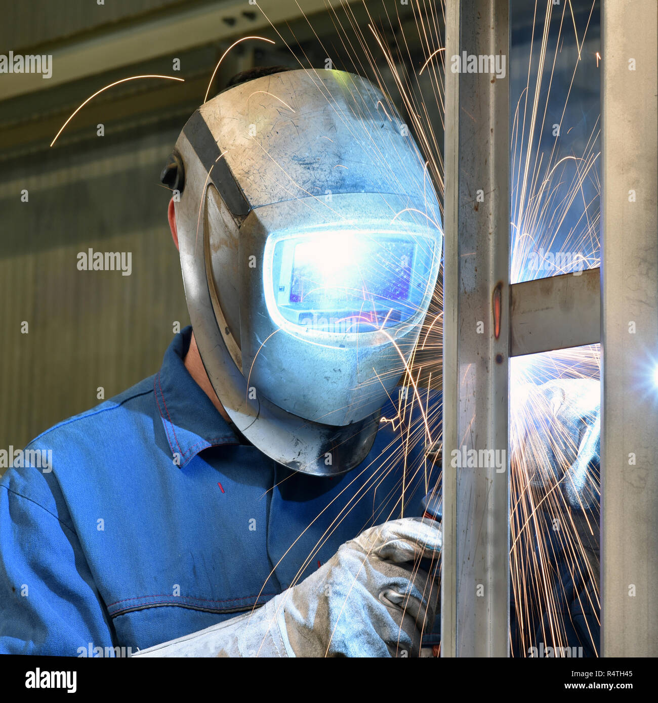 Schweißer arbeitet in Metall Bau - Bau- und Verarbeitung von Stahl Komponenten Stockfoto