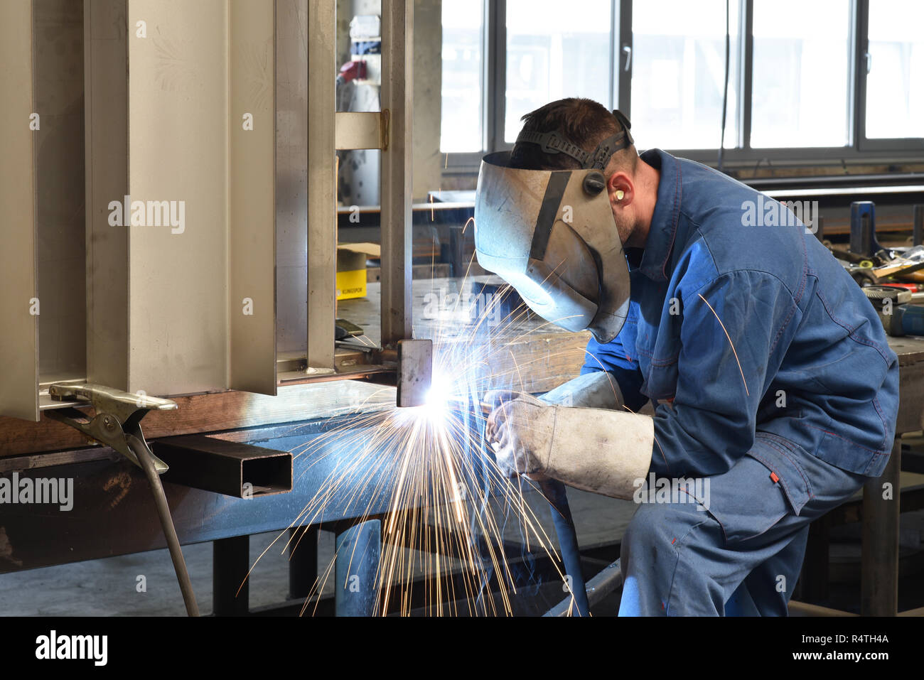 Schweißer arbeitet in Metall Bau - Bau- und Verarbeitung von Stahl Komponenten Stockfoto