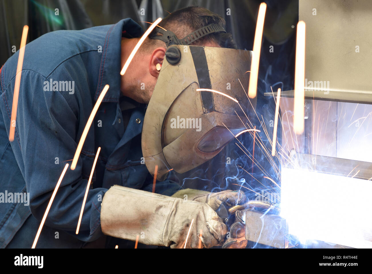 Schweißer arbeitet in Metall Bau - Bau- und Verarbeitung von Stahl Komponenten Stockfoto