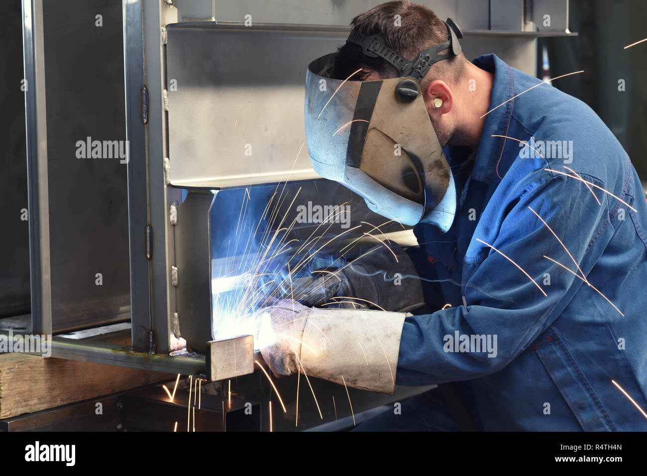 Schweißer arbeitet in Metall Bau - Bau- und Verarbeitung von Stahl Komponenten Stockfoto