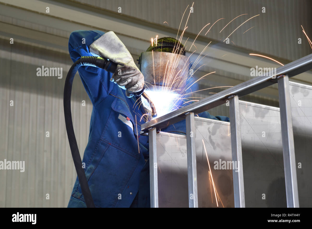 Schweißer arbeitet in Metall Bau - Bau- und Verarbeitung von Stahl Komponenten Stockfoto
