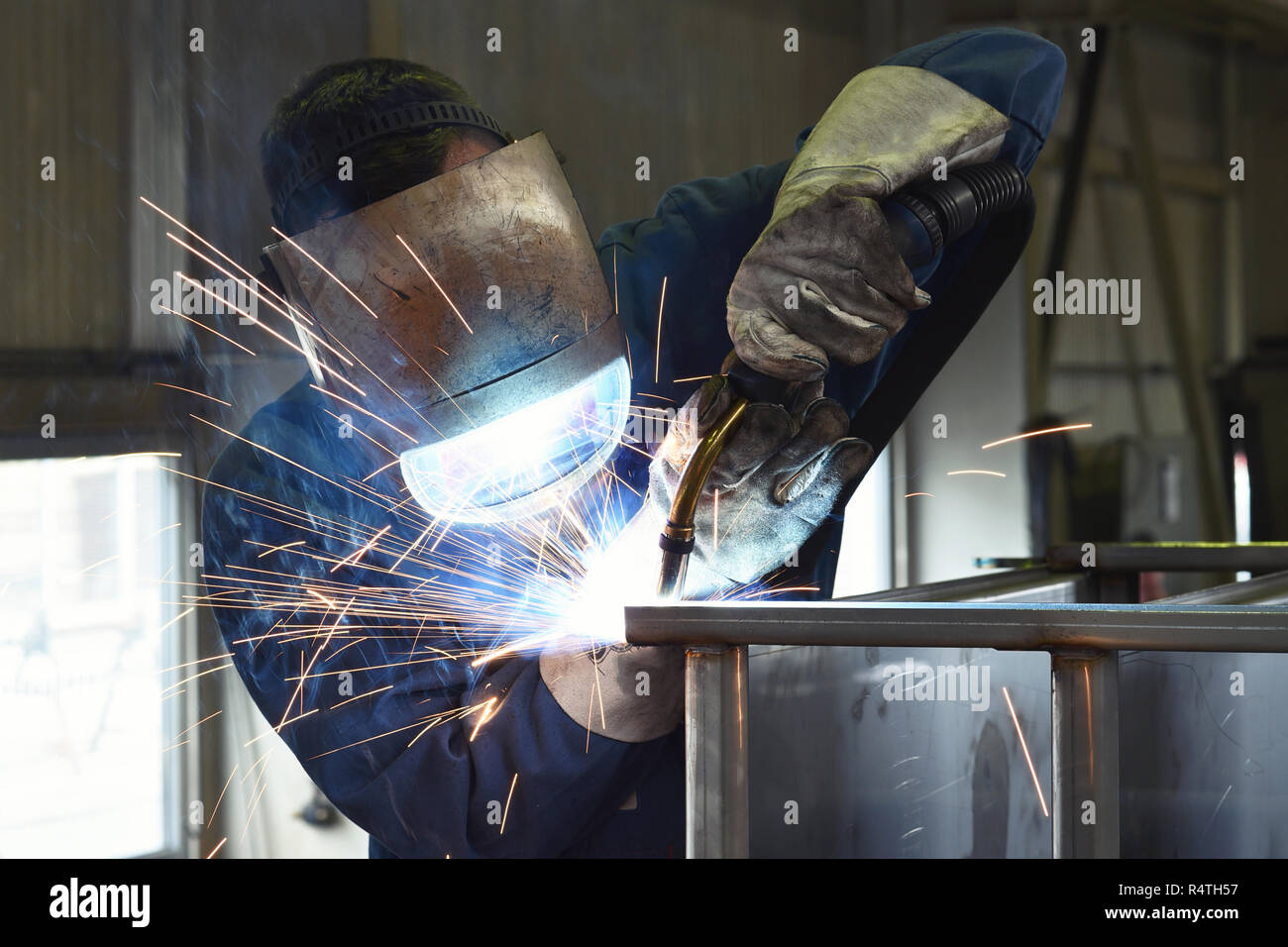 Schweißer arbeitet in Metall Bau - Bau- und Verarbeitung von Stahl Komponenten Stockfoto